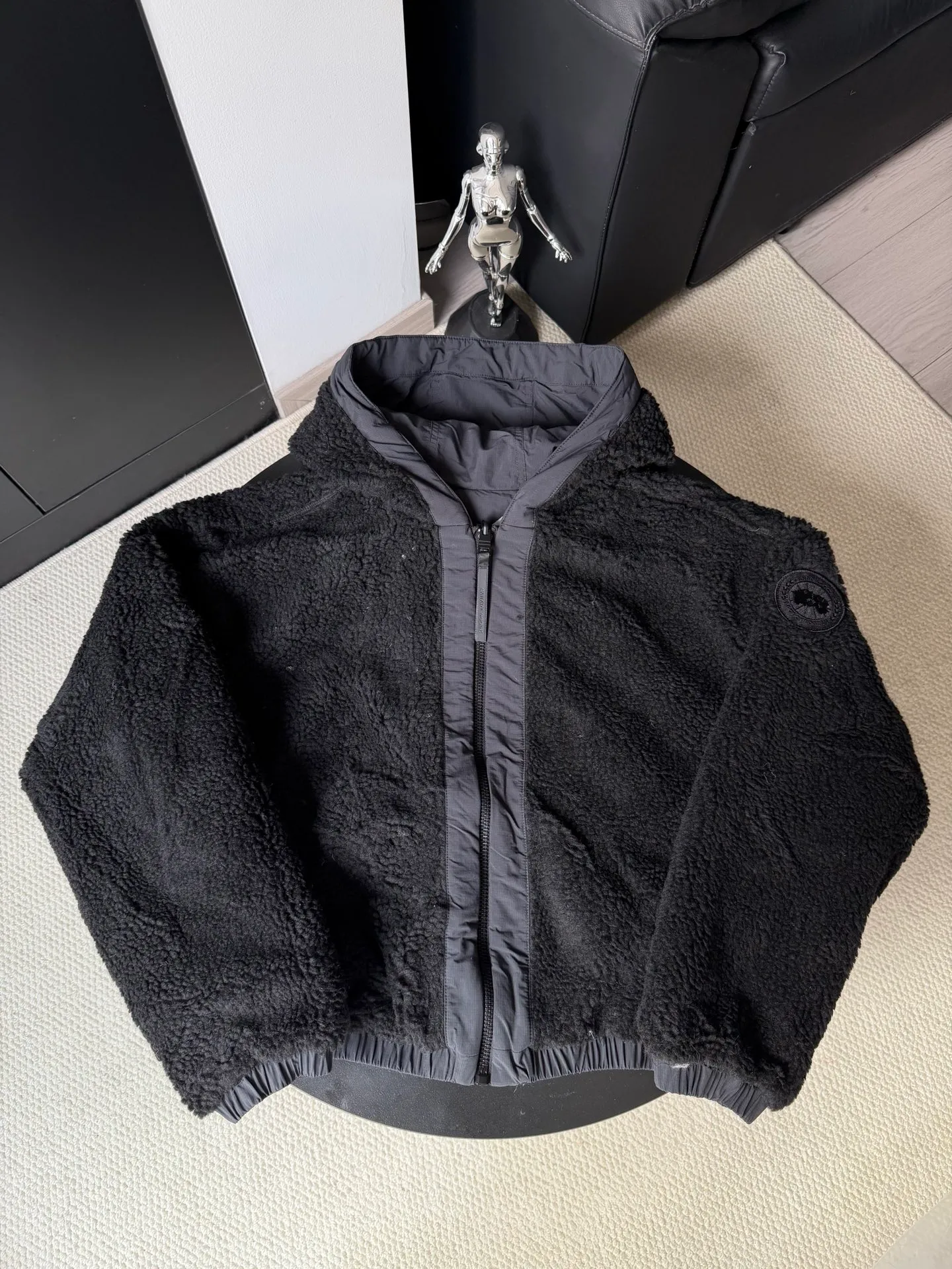 P800 canada goose/大GOose 25 reversible lamb wool flight jacket. It can be worn as a front or back and can be reshaped in any way. The inside and outside are the same color. The embroidered label pattern on the sleeve wall is limited. One side is made of lamb wool. It is delicate and gentle. The plush texture is light and full! The inner lining is polyester, which instantly transforms into an outdoor sports style! Basic neutral style can be combined at will, the most practical size: S M L Color: gray khaki black